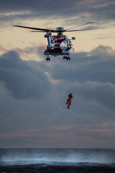 一架直升机从水中救出了迪纳斯丁勒